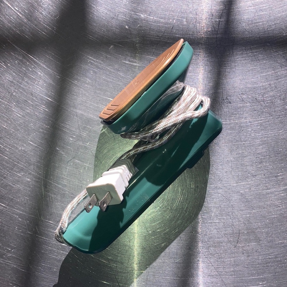🧺🧳 Vintage Green Handheld Travel Suitcase Iron 🎒🧺